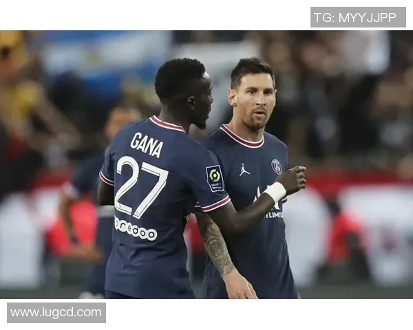 阿特罗与阿里斯的激烈对决揭示足球战术与团队合作的精彩瞬间