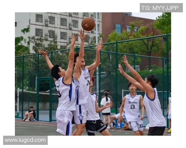 李根的篮球之路：从青涩少年到职业赛场的辉煌历程与成长故事